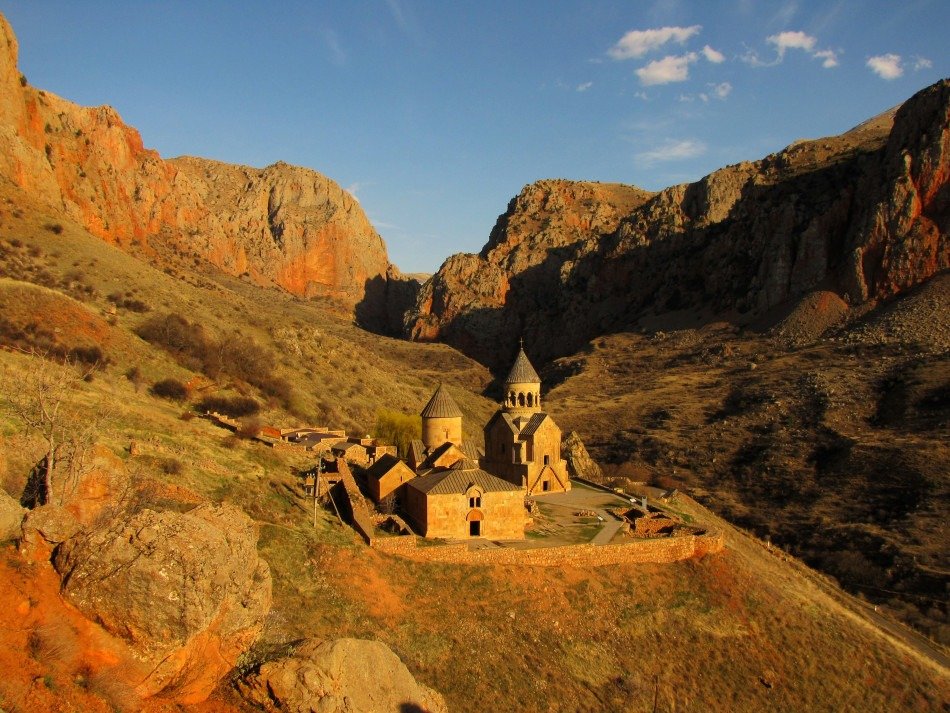 Monastère de Noravank entouré des montagnes de Vayots Dzor