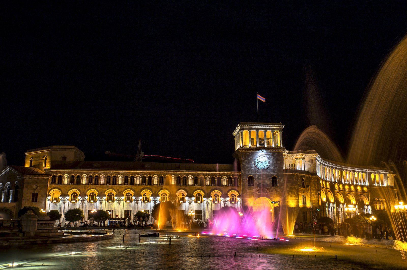 Place de la République de nuit à Erevan avec les fontaines