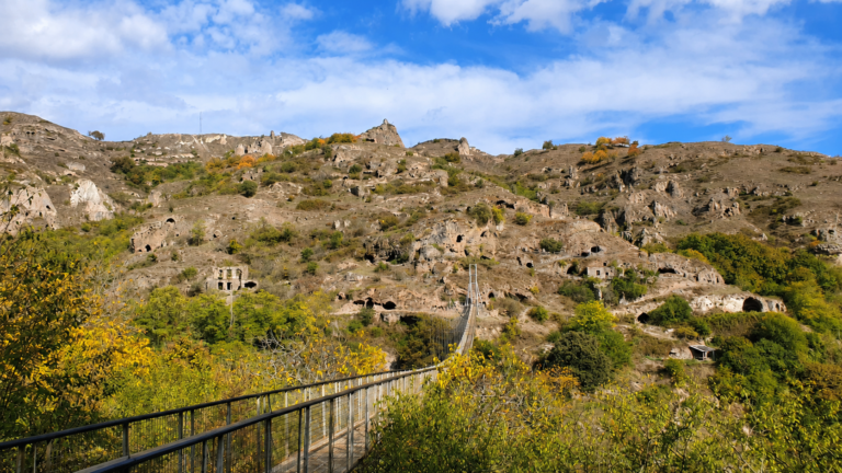 Village troglodyte de Khndzoresk et le pont suspendu dans le sud de l'Arménie