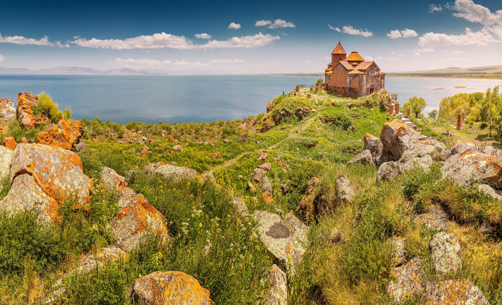 Monastère de Hayravank au bord du lac Sevan