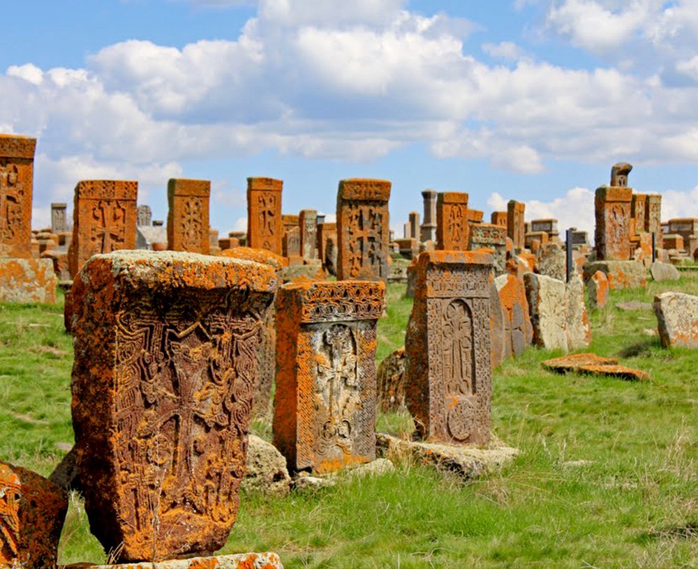 Cimetière des khachkars dans le village de Noradouz au bord du lac Sevan