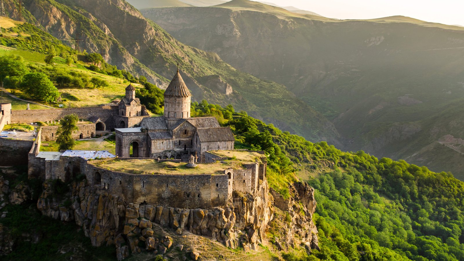 Monastère de Tatev en haut de la gorge de Vorotan entouré des montagnes de Siounik