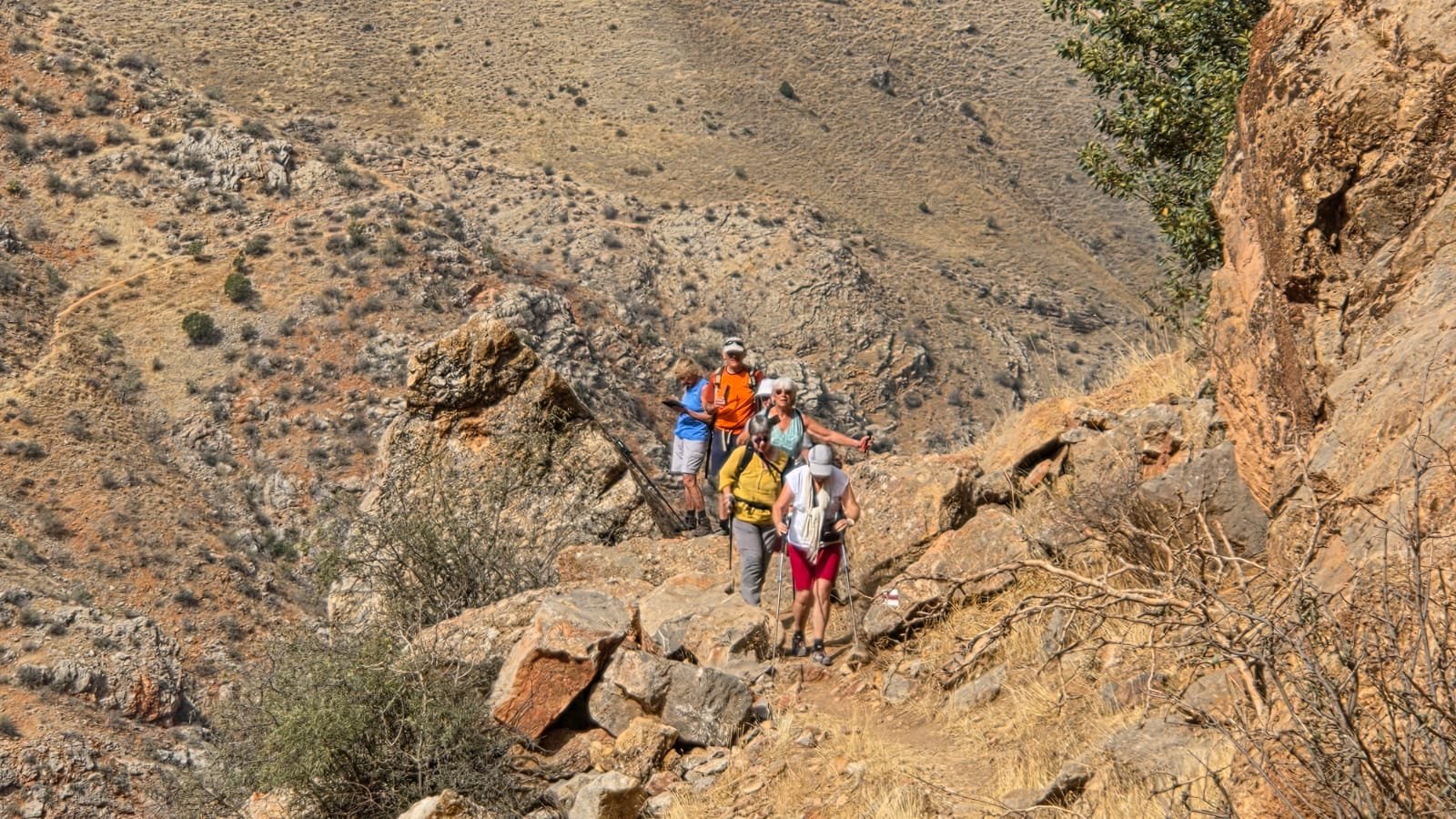 Groupe de randonneurs dans les montagnes rocheuses en Arménie