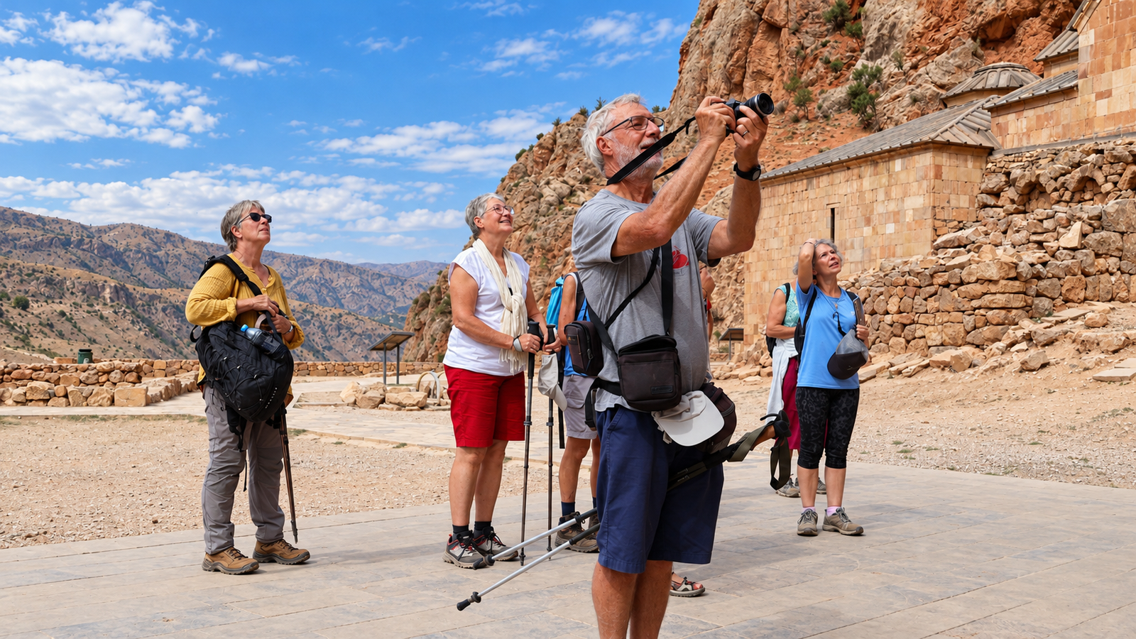 Randonnée d'un groupe de voyageurs en Arménie