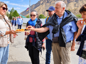 Voyageurs goûtant des fruits secs arméniens à Areni