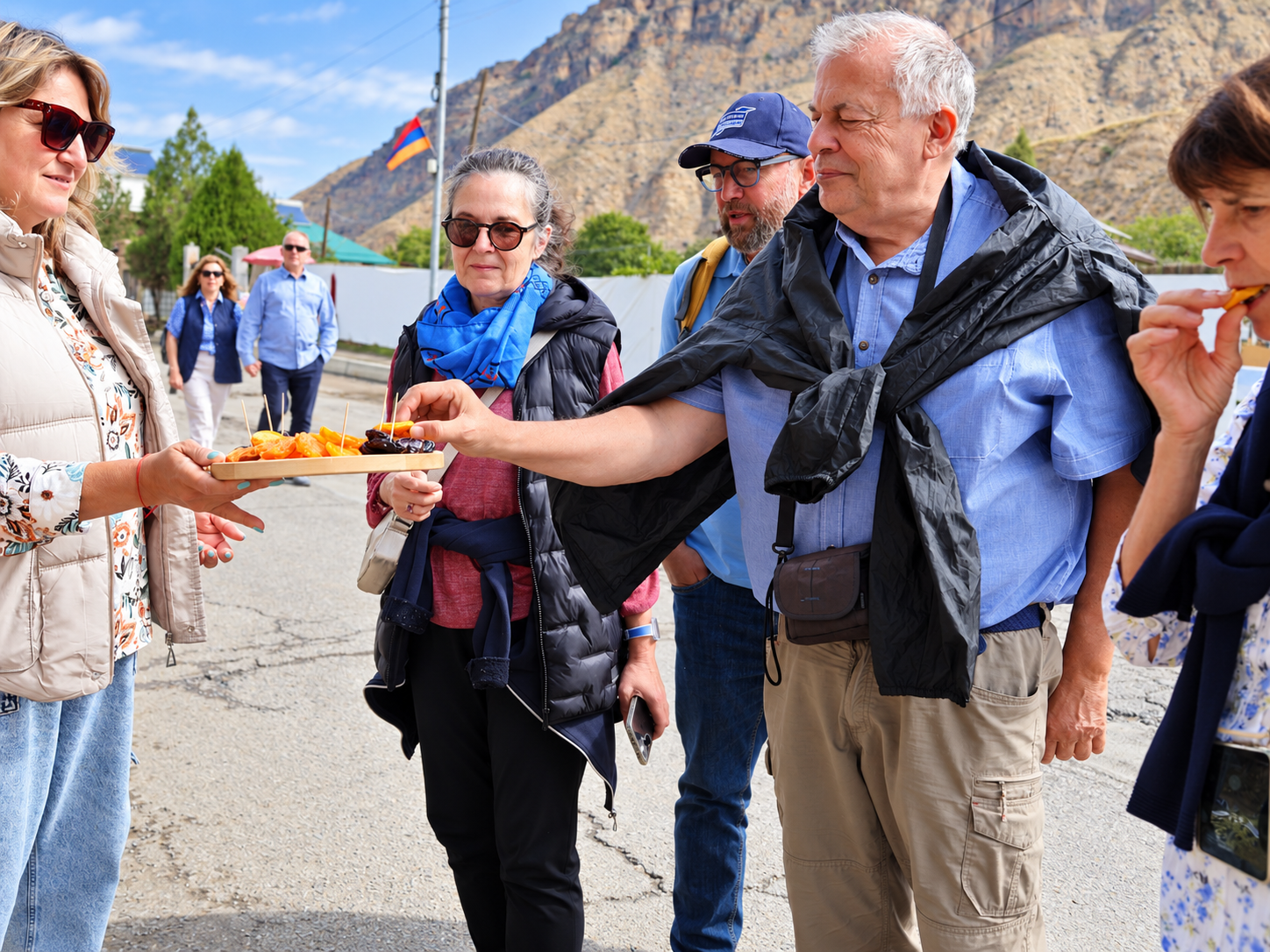 Groupe de voyageurs admirant Noravank
