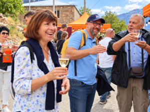 Voyageurs contents le verre de vin à la main à la fête du vin à Areni
