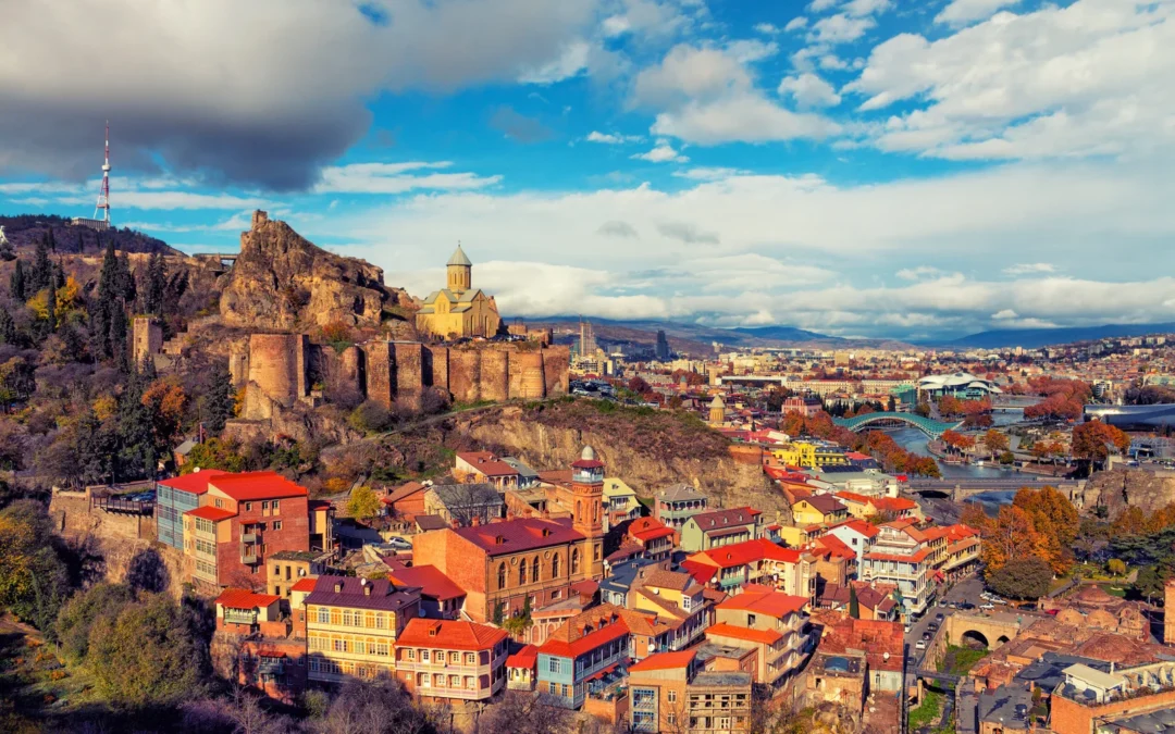 Vue sur le vieux Tbilissi avec le pont de la Paix, l'église et la ville