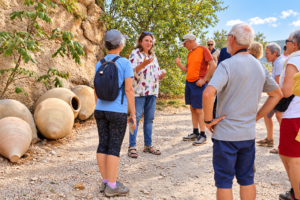 Visite guidée parmi les amphores antiques à Noravank